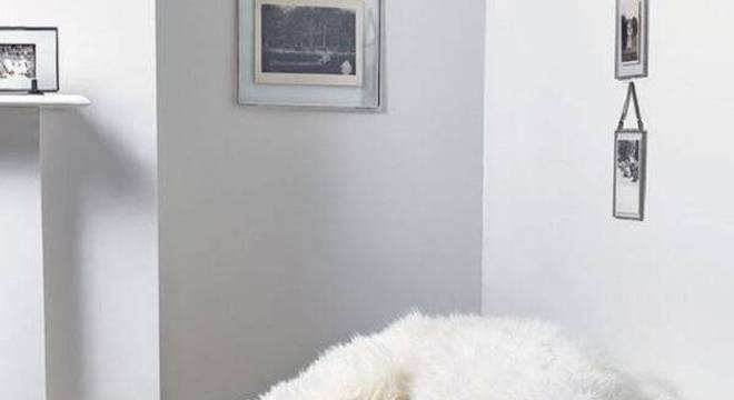 Modelo de puff gigante feito com tecido peludo em tom branco