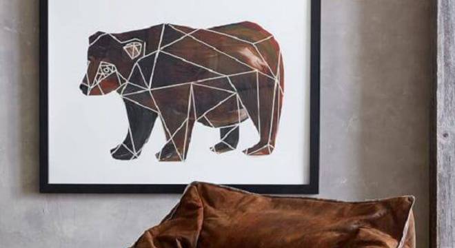 Modelo de puff gigante marrom decora a sala de estar