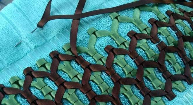 modelo de toalhas bordadas com fitas 