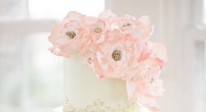 modelo delicado de bolo fake de casamento decorado com flores no topo 
