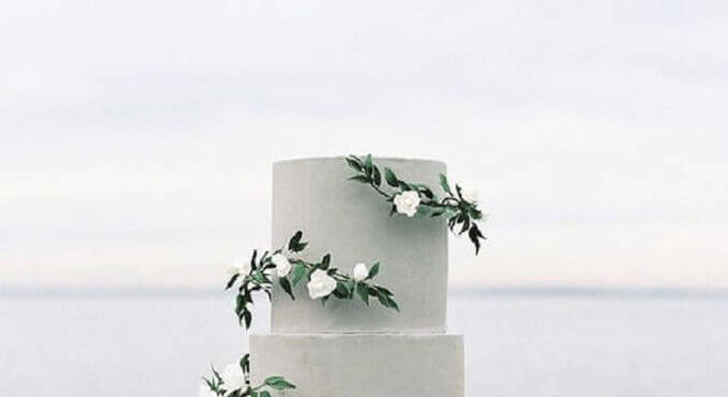 modelo diferente de bolo de casamento cinza decorado com flores brancas 