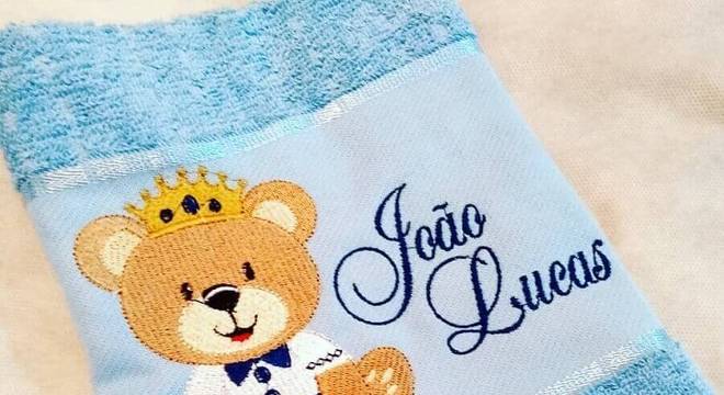 modelo infantil de toalha bordada com nome e ursinho