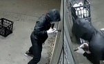 Em sua defesa, o advogado afirmou que 'seus crimes eram amadores' e que todos eles 'foram solucionados'No Paquistão, ladrões se comoveram com o choro de um motoboy e o roubo acabou em abraço. Veja a seguir essa bela história!