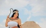 Salma é considerada uma influenciadora egípcia, com mais de 80.000 seguidores no Instagram. Ela fez as imagens usando versões modernizadas de trajes reais da antiga monarquia do país, o que quebra as leis de comportamento em monumentos históricos locaisLEIA TAMBÉM: Monolito que apareceu na Romênia também some misteriosamente