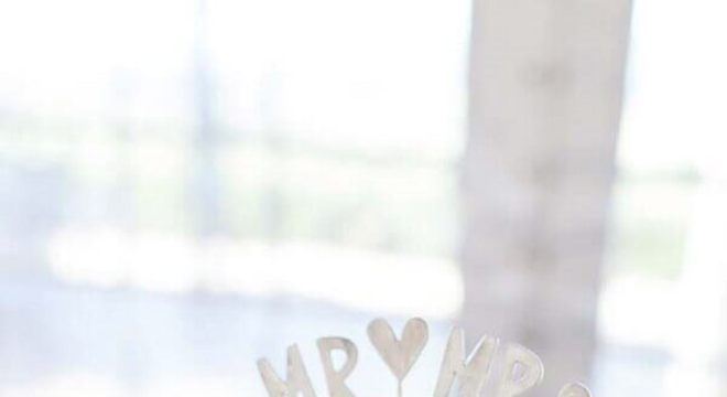 modelo simples de bolo de casamento com chantilly 