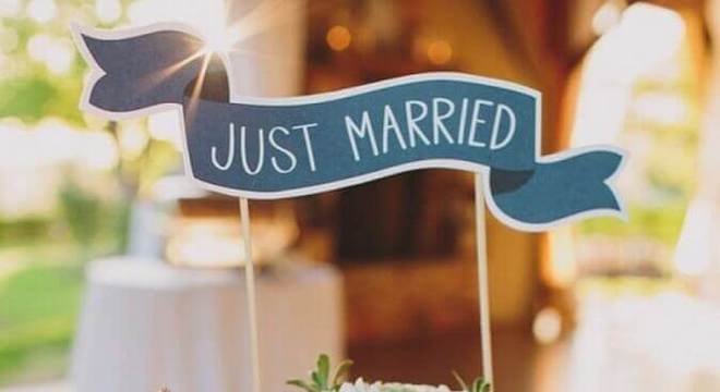 modelo simples de bolo de casamento com flores 