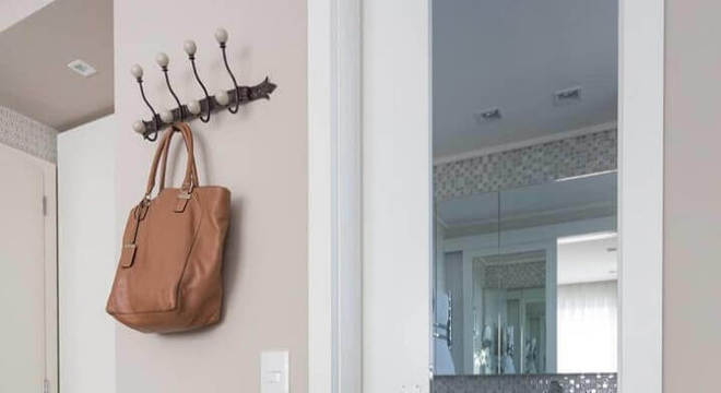 modelo simples de cabideiro de parede com bolinhas na ponta 