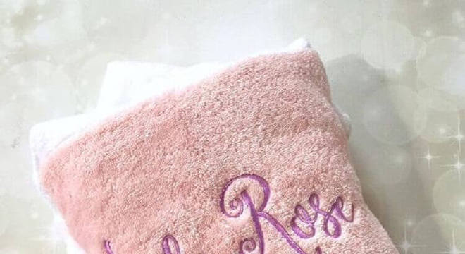 modelo simples de toalha bordada com nome 