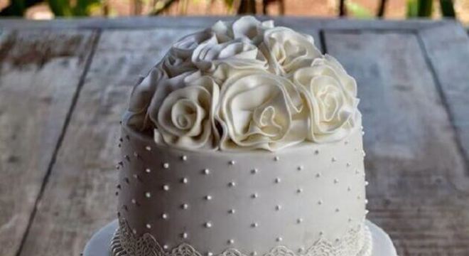 modelo tradicional de bolo de casamento branco