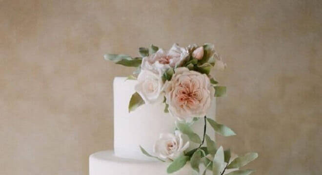 modelo tradicional de bolo de casamento com flores