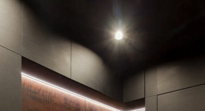 modelos de cozinha com armários escuros