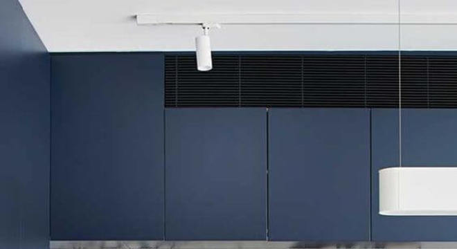 Modelos de cozinha com bancada de mármore branco e móvel de madeira 