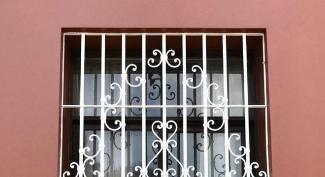 modelos de grades - grade branca com flores 