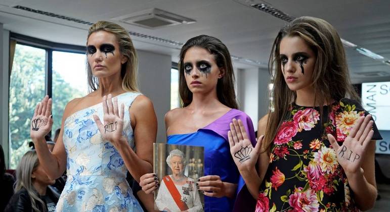 Modelos prestam homenagem à rainha Elizabeth 2ª na London Fashion Week