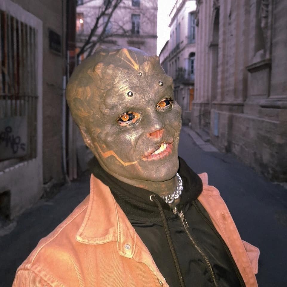 Homem faz modificações corporais intensas e se torna um 'alien negro' Fotos R7 Hora 7
