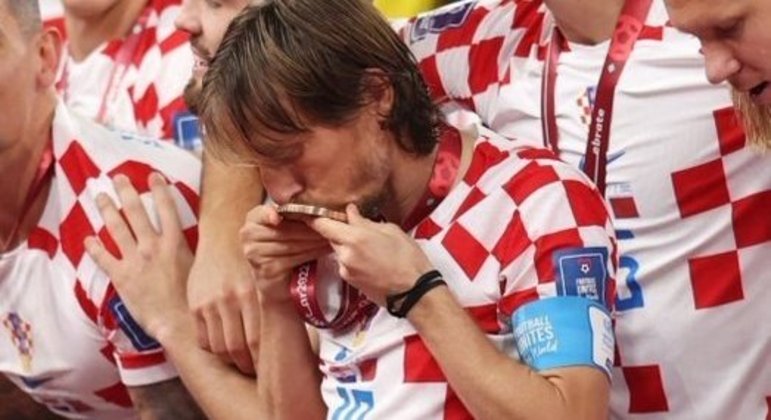 Modric mostra a importância que ele dá ao terceiro lugar na Copa. O beijo na medalha de bronze