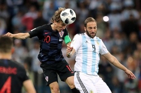 Croata Modric disputa bola no alto com Higuaín