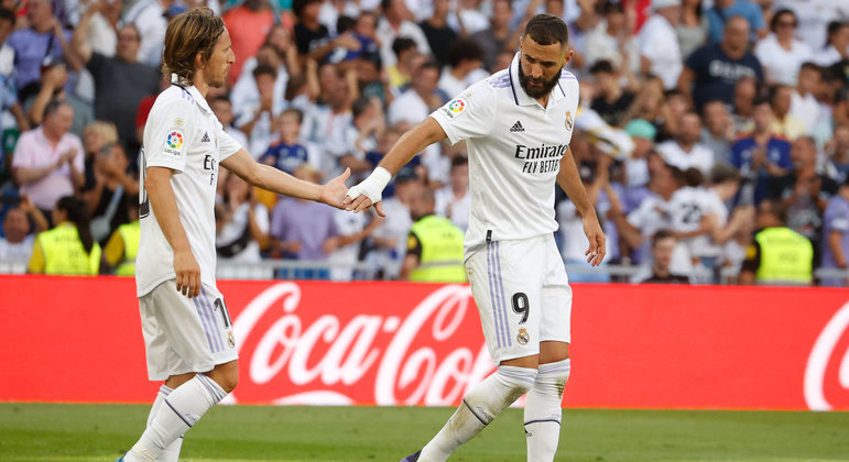 Desde 2012 Modric e Benzema dividem os gramados pelo Real Madrid. O capitão croata defendeu o francês como craque da temporada