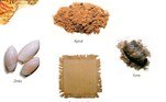 Mais tarde, quatro produtos também foram utilizados nas negociações. Foram eles: o
pano de algodão, o açúcar, o
fumo e o zimbo (um tipo de
concha empregado nas trocas
entre os escravizados). Vale ressaltar que esses itens continuaram a ser usados mesmo após a implementação das moedas metálicas