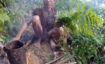 Desde 1972, Ho foi criado na floresta remota pelo próprio pai, Ho Van Thanh, que fugiu da guerra que assolou o país por quase 20 anos. A gota d'água foi uma bomba que matou a esposa dele, lançada por tropas americanas. Ho Van Lang tinha dois anos na épocaLEIA MAIS: Pedestres param trânsito e ajudam família de patos em ida à loja