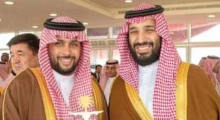 Mohamed Alkhereiji, dono da Saudi Media Group, que quer comprar o Chelsea, junto com Mohammed bin Salman, dono do Newcastle