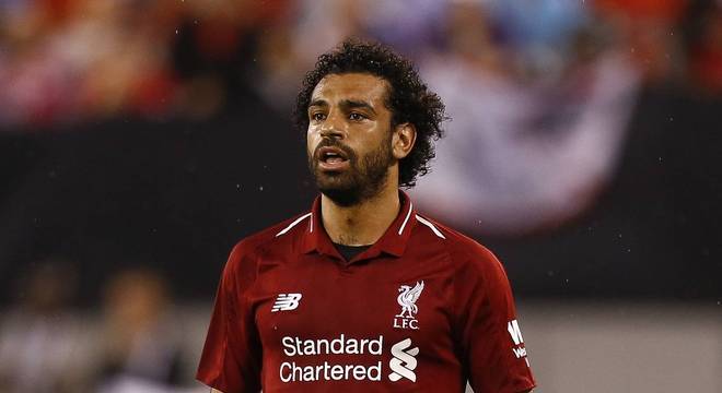 Liverpool denuncia Salah à polícia por usar celular ao volante