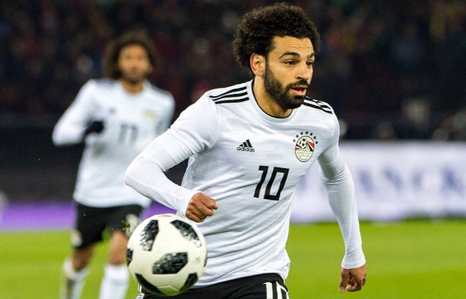 Mohamed Salah, do Liverpool, também não esquece suas raízes. O egípcio já construiu hospitais, escolas e doou quantias e ambulâncias para Nagrig, sua cidade natal