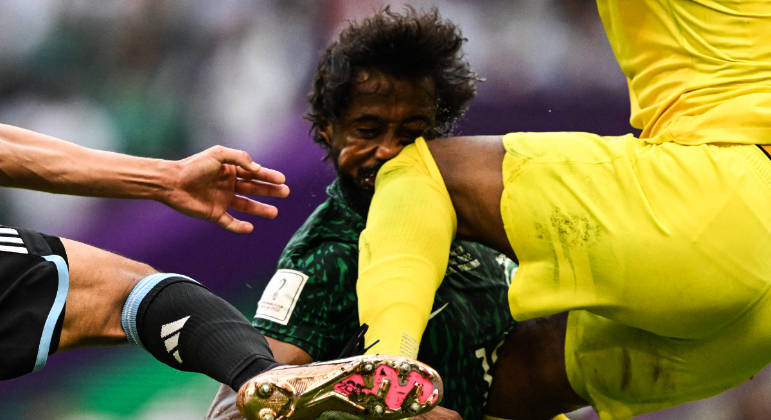 Mohammed Al-Owais, goleiro da Arábia Saudita, atinge o zagueiro Yasser Al-Shahrani no rosto