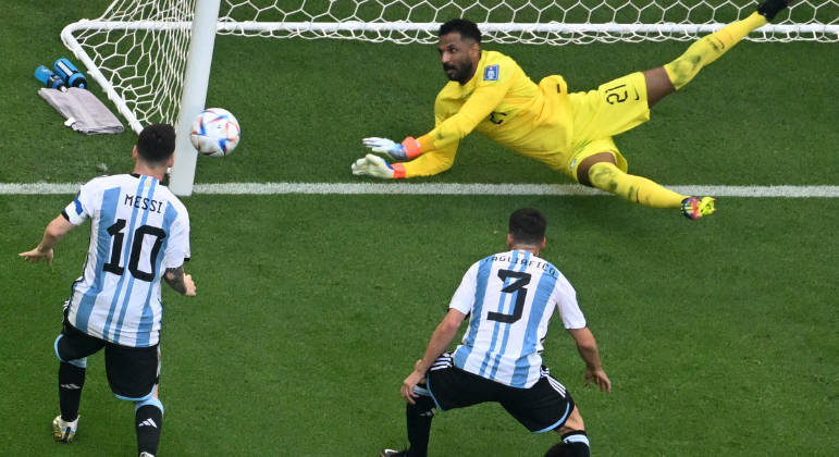 Mohammed Al-Owais, goleiro da Arábia Saudita, faz defesaça e evita gol da Argentina