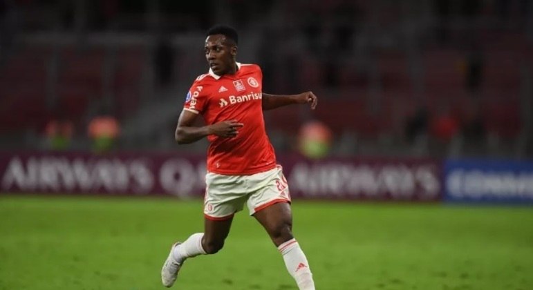 Lateral-esquerdo Moisés em jogo pelo Internacional