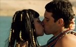 Durante uma caminhada para espairecer, Nefertari encontrou Moisés e os dois se beijaram. Mas o hebreu se arrependeu da atitude, o que deixou a egípcia enfurecida pela falta de coragem dele. Em seguida, ela decidiu aceitar a proposta de Ramsés