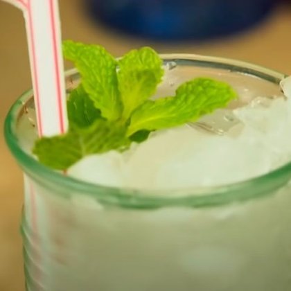 Mojito é uma bebida que é preparada com rum branco, açúcar, suco de limão, água com gás, um ramo de hortelã e gelo picado. Sugerido pelo site 