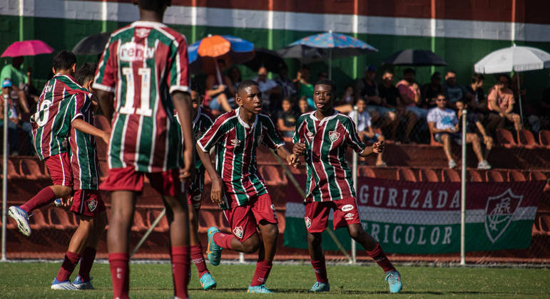Jogadores do Fluminense comemoram mais uma vitória em duelo da base