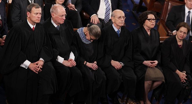 Momento em que a juíza da Corte Suprema dos EUA Ruth Ginsburg dorme durante discurso de Barack Obama em 2015