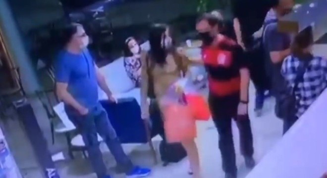 Momento em que Pâmela Pantera recebe voz de prisão no hotel em Vitória