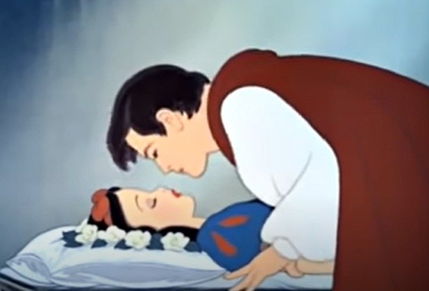 Momento importante 19: príncipe a encontra e beija