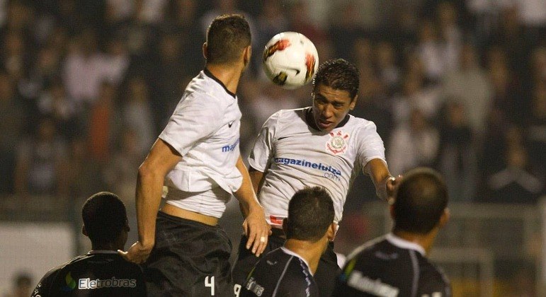 Momento mais marcante de Paulinho pelo Corinthians. Aos 42 minutos do segundo tempo, o meia subiu mais do que toda a defesa do Vasco, depois de cobrança de escanteio batido por Alex, e levou a Fiel a loucura com o gol que garantiu o Timão na semifinal da Libertadores. 