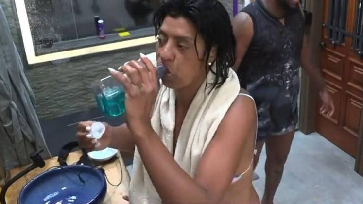 Bebendo enxaguante bucalNada mais afeta Márcia Fu no reality e essa cena é a prova disso! Enquanto se arrumava para uma das festas, a peoa não se contentou em usar o copinho medidor do enxaguante bucal e meteu a boca no gargalo da embalagem com gosto! Por um segundo deu até a impressão de que ela engoliu o líquido, mas depois o despeja na pia
