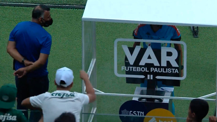 No mesmo jogo, o juiz precisou utilizar a cabine do VAR para checar uma possível expulsão e logo um torcedor foi tentar 'ajudar'. O palmeirense ficou batendo no vidro e dizendo que havia visto a cotovelada do jogador bugrino