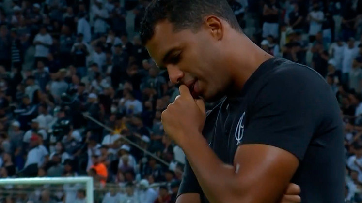 Durante a partida entre Corinthians e São Bernardo, o timão aplicou um 3x0 e parece ter deixado o técnico interino, Lázaro Ramos, bem feliz. Afinal, ele deu um sorriso de canto de rosto como quem viu seu plano dar certo 