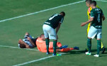No jogo entre Palmeiras e Inter de Limeira, o goleiro Marcelo Lomba sofreu uma forte entrada do adversário e ficou no chão com muita dor e sem forças para levantar. Mas, isso não foi o suficiente para deixa-lo sem reclamar, o resuldado: o goleirão estirado no chão e, ao mesmo tempo, bravo e reclamando  