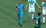 Ainda na partida entre Palmeiras e Guarani, o árbitro Fabiano Monteiro dos Santos trocou o spray de lugar e assustou todo mundo que estava assistindo 