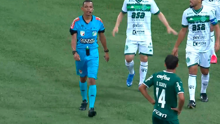 Ainda na partida entre Palmeiras e Guarani, o árbitro Fabiano Monteiro dos Santos trocou o spray de lugar e assustou todo mundo que estava assistindo 