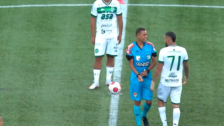 Agora, vamos entrar no jogo que foi campeão de momentos pitorescos: Palmeiras e Guarani. Durante a partida, o juiz foi conversar algo com o jogador Maxwell, porém eles estavam em uma estranha sintonia e ficou parecendo uma espécie de dança 