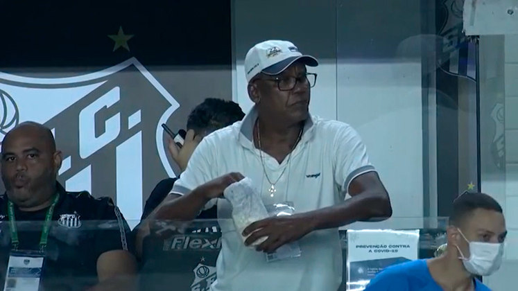 No clássico entre Santos e São Paulo, o ídolo e, atualmente, auxiliar técnico do Peixe, Serginho Chulapa foi comprar uma pipoquinha para acompanhar a reta final do jogo, que terminou 3x0 para o Tricolor Paulista, e não passou batido do olhar de Zé Luiz 
