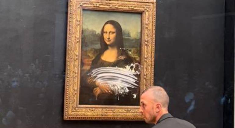 Quadro da 'Mona Lisa', no Louvre, sujo de creme