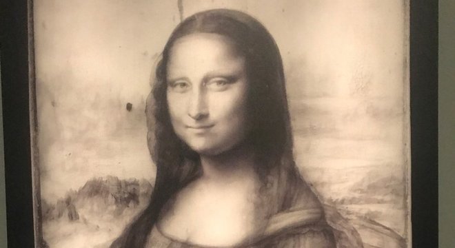A Mona Lisa em si não está presente na mostra, mas um momento da exposição mostra-a em infravermelho, revelando os gestos do artista e os detalhes sob as camadas de tinta