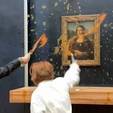 Ecologistas jogam sopa no vidro que protege a quadro na Mona Lisa, em Paris
 (AFP - via Correio do Povo)