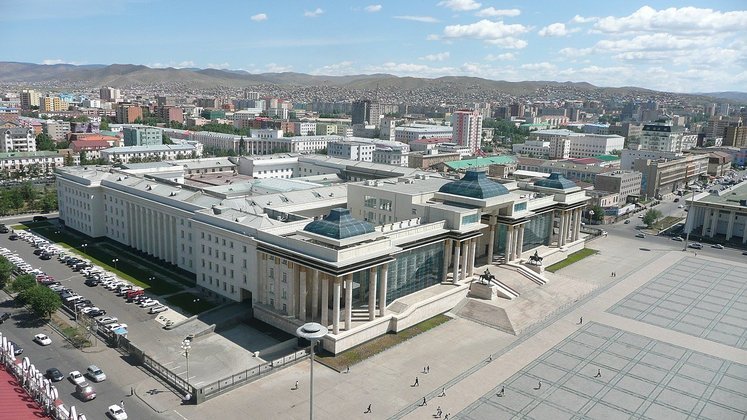 Mongólia - República Semipresidencialista. Presidente Ukhnaagiin Khurelsukh. População: 3,2  milhões. Capital: Ulã Bator. Na foto, Palácio de Governo da Mongólia 