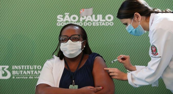 A enfermeira Monica Calazans foi a primeira brasileira a ser vacinada contra a Covid-19